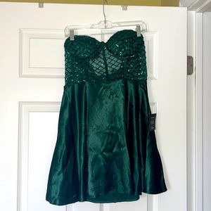 🦚NWT! Strapless dress with sequin design mesh bodice and padded bust